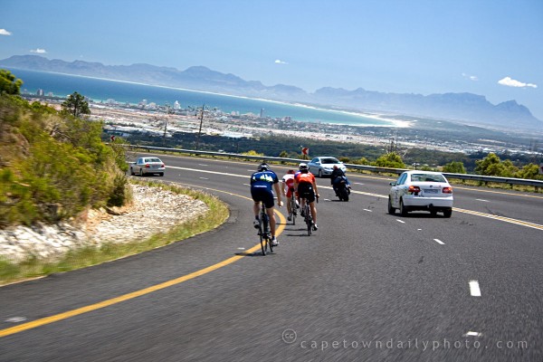 Cyclists on Sir Lowry's Pass