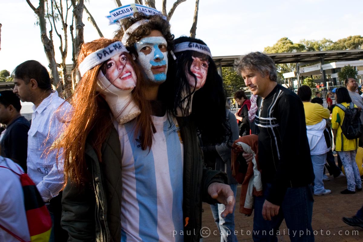 A three-headed Argentinian fan