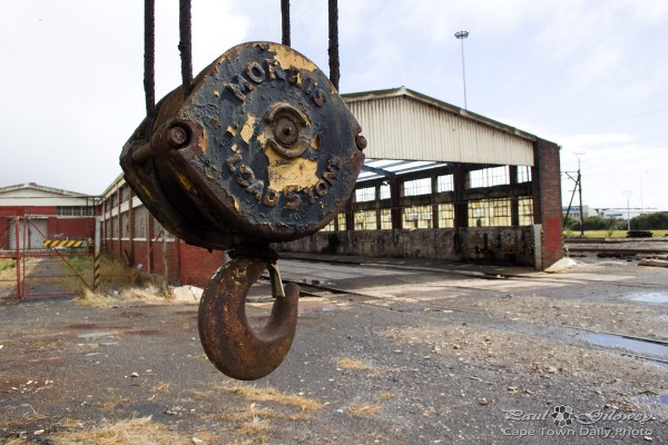 Pulleys lift a heavy load