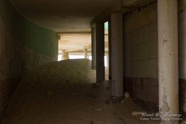 Sand-filled corridors