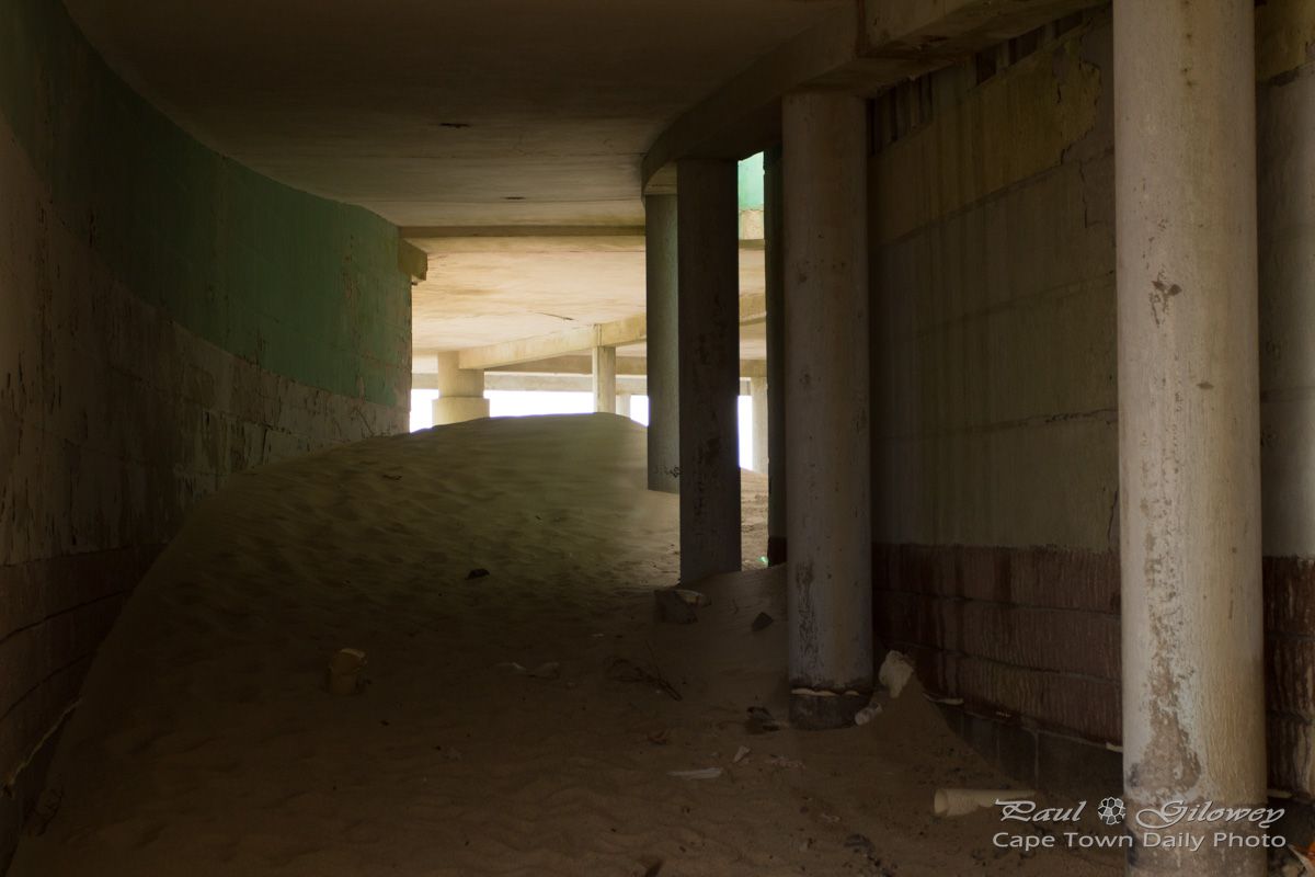 Sand-filled corridors